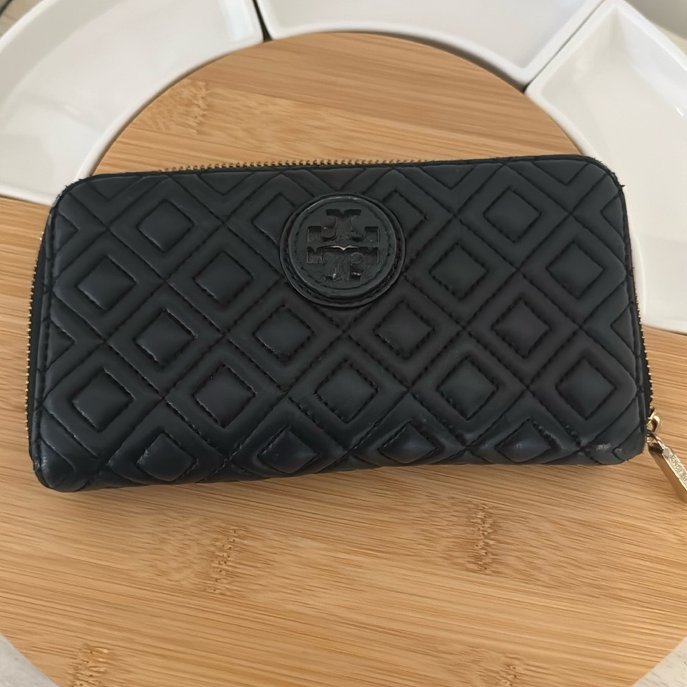 gently used Tory Burch continental leather zip wallet